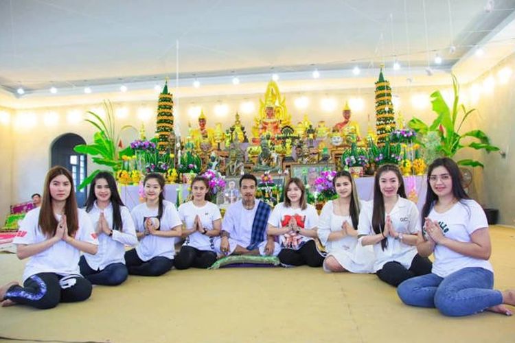 Pria Ini Mempunyai 8 Istri